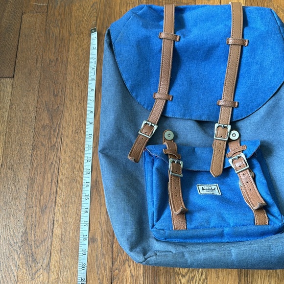 🎒Herschel Retreat blue backpack with striped lining and brown leather trim. - Picture 8 of 12